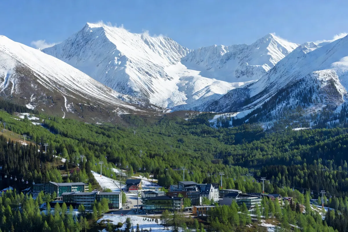 Montagnes enneigées de Krasnaïa Poliana dans le Caucase