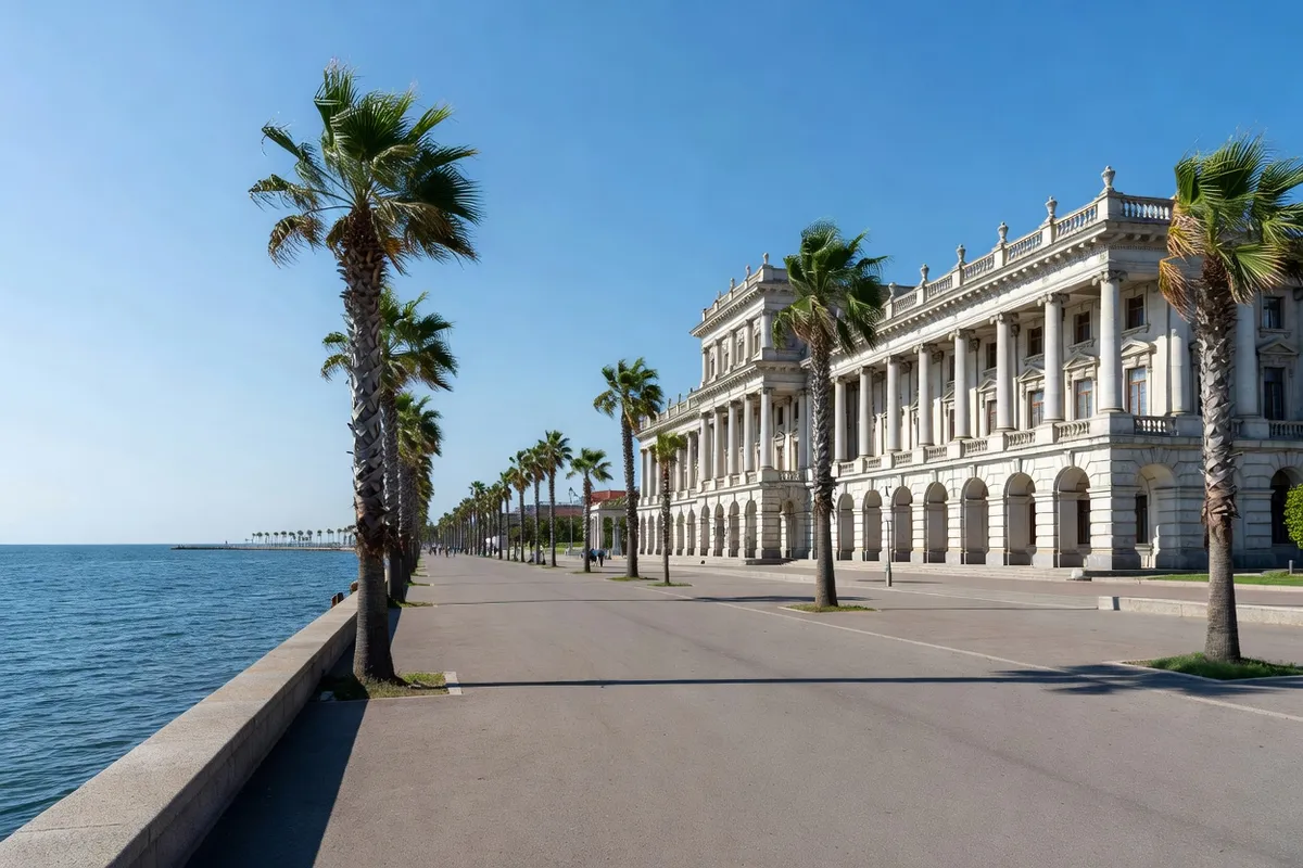 Front de mer de Sotchi avec palmiers et sanatorium néoclassique