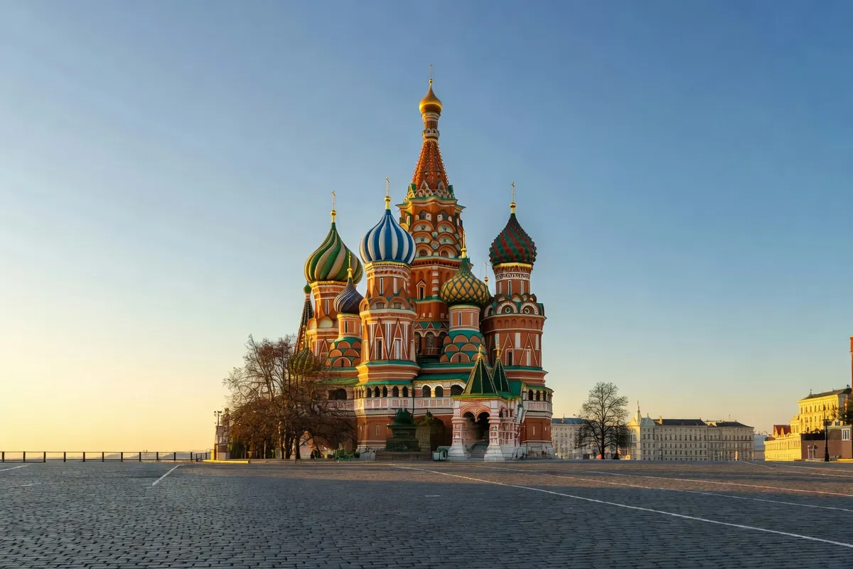 La cathédrale Saint-Basile sur la place Rouge à Moscou
