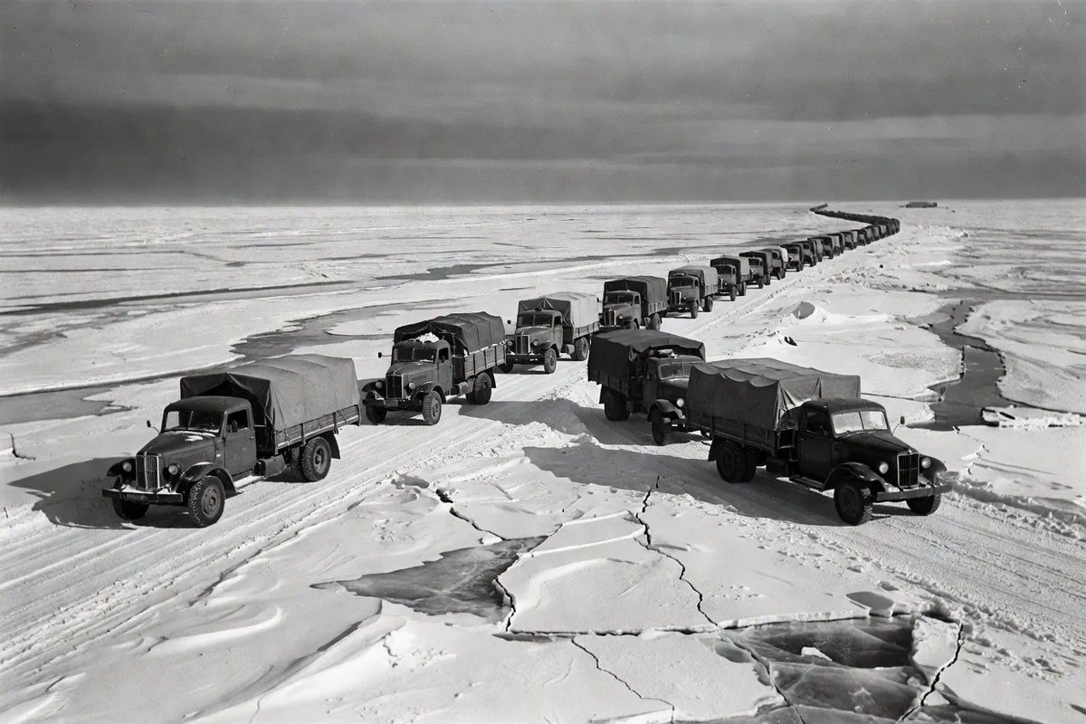 Camions sur la glace du lac Ladoga, évocation de la Route de la vie