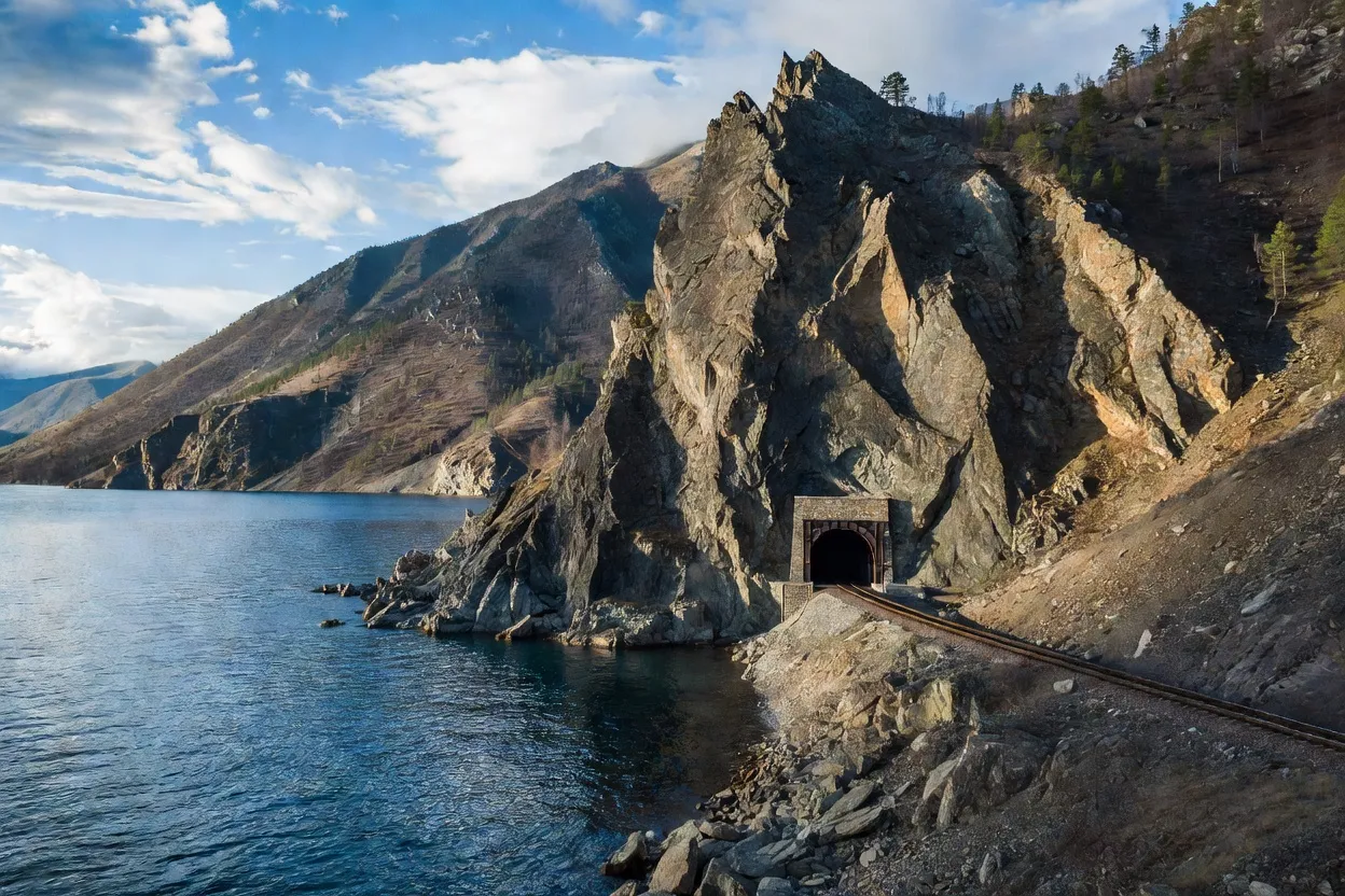 Tunnel ferroviaire du Circum-Baïkal creusé à flanc de falaise au bord du lac Baïkal