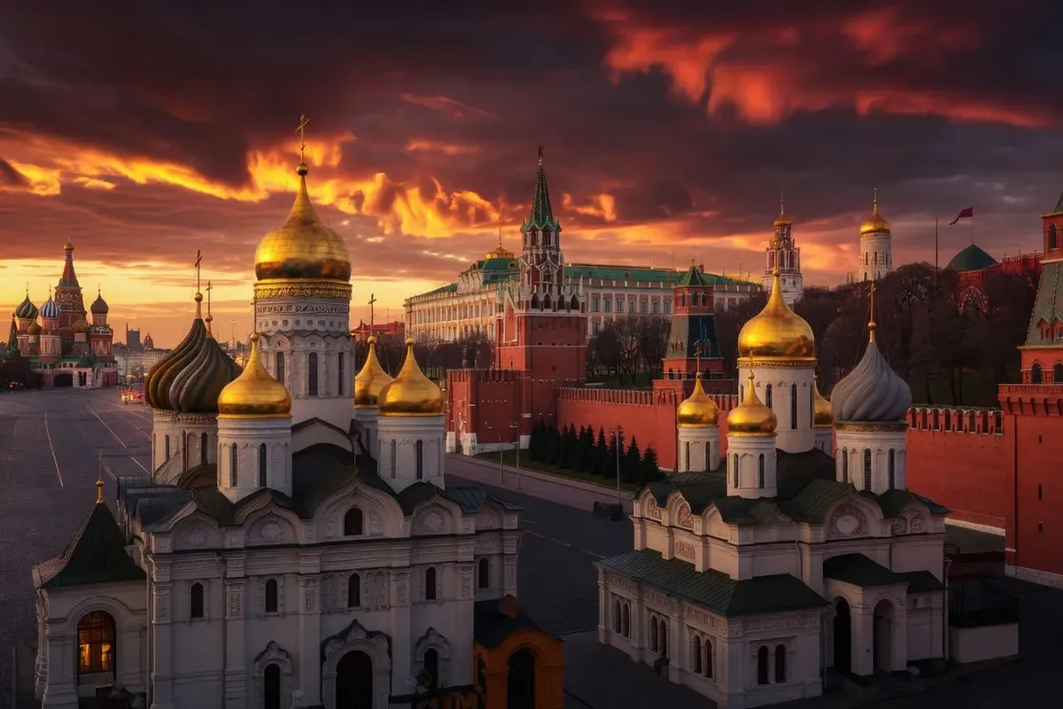 Panorama de Moscou au crépuscule — coupoles dorées et tours du Kremlin