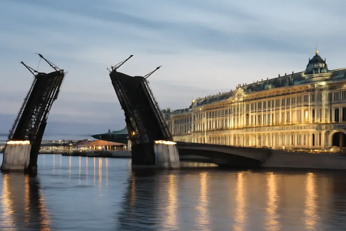 Canal et palais baroque de Saint-Pétersbourg sous un ciel de nuits blanches